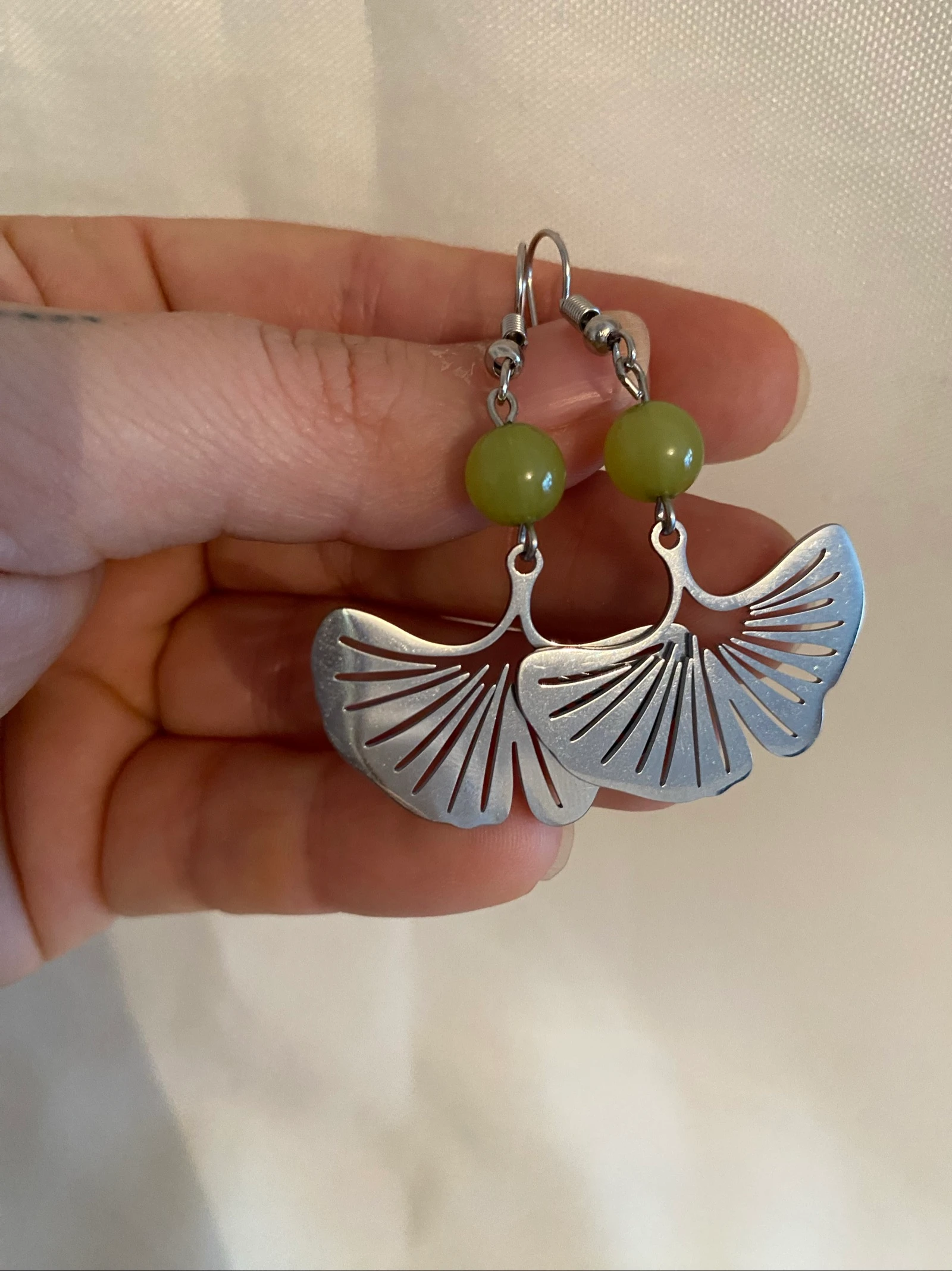 Brincos gingko com acabamento espelhado prateado – photo 4